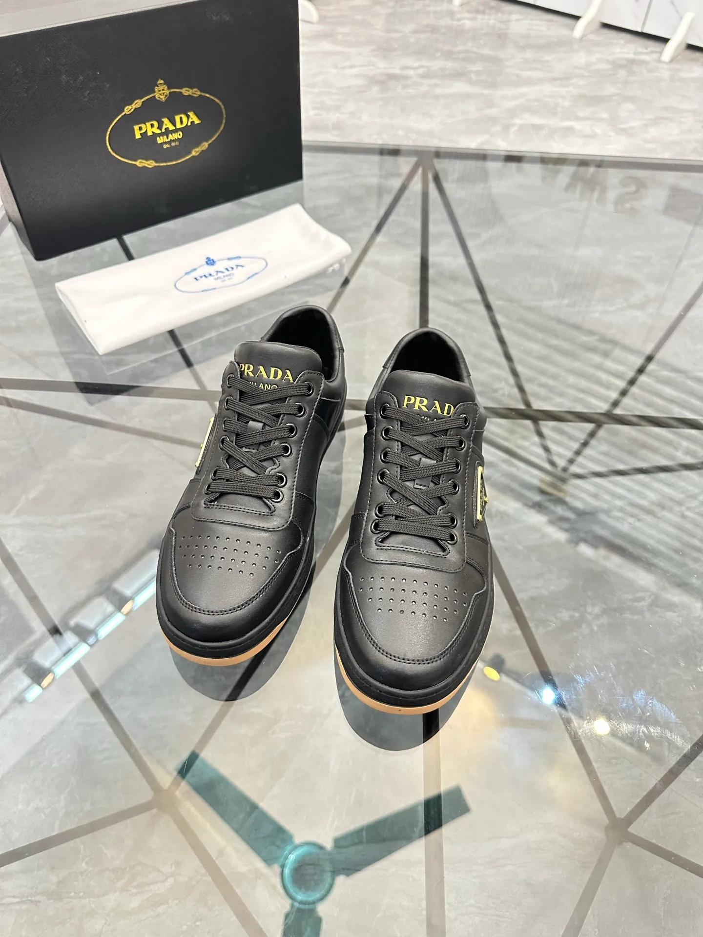 Men's shoes: 💰P400¥ Product trademark: Prada *"Prada*" low-top casual shoes Regular size: 38-44 (can be customized to 45) Product materials: imported cowhide upper, sheepskin lining, original outsole. Number: 020